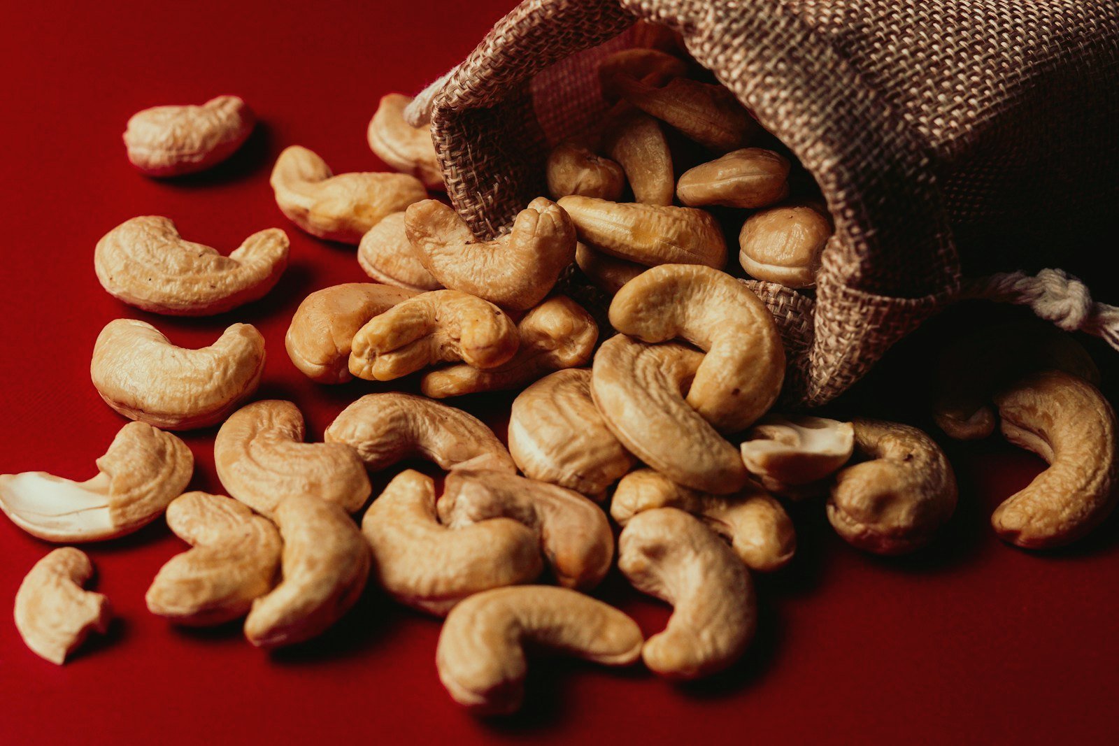 Organic cashew kernels in a bowl